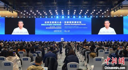 中國僑網(wǎng)鐘南山在主論壇上通過視頻發(fā)表演講。 王剛 攝