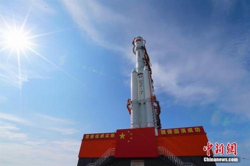 中國(guó)僑網(wǎng)9月16日天舟三號(hào)貨運(yùn)飛船與長(zhǎng)征七號(hào)遙四運(yùn)載火箭組合體已垂直轉(zhuǎn)運(yùn)至發(fā)射區(qū)。中新社發(fā) 胡煦劼 攝