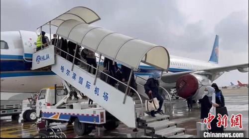 中國僑網(wǎng)CZ684航班降落哈爾濱機(jī)場。 仇建 攝