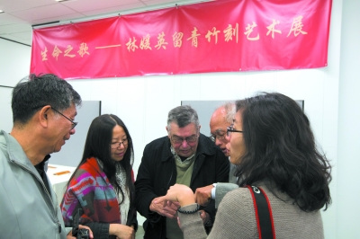 林媛英(左二)在展會(huì)現(xiàn)場(chǎng)與澳洲藝術(shù)家交流
