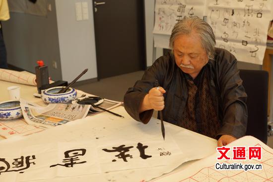 書法大師酈汾陽(yáng)展示書法