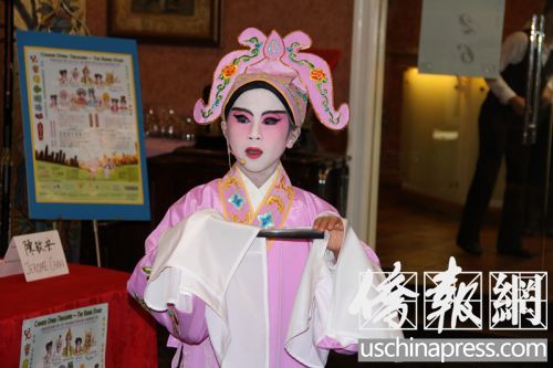 粵劇小演員們現(xiàn)場演唱《唐伯虎點(diǎn)秋香》。(美國《僑報》/周慧一