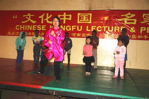 中國武術(shù)講演團李惠同SOS兒童村兒童習(xí)練教授中國傳統(tǒng)武術(shù)。(非洲《華僑周報》)