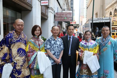 梅蘭芳之子梅葆玖先生(左三)鼓勵(lì)演員們走上紐約街頭。(美國《世界日?qǐng)?bào)》/李h