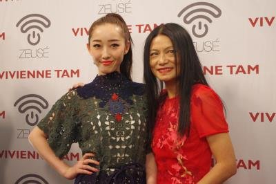 中國(guó)僑網(wǎng)譚燕玉(右)與《新紅樓夢(mèng)》的“黛玉”蔣夢(mèng)婕(左)。(美國(guó)《世界日?qǐng)?bào)》)
