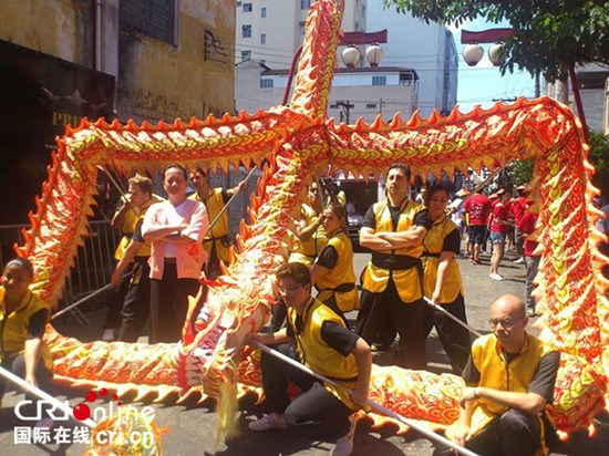 中國僑網(wǎng)中國龍”社團春節(jié)在圣保羅東方區(qū)的舞龍表演是每年的固定項目