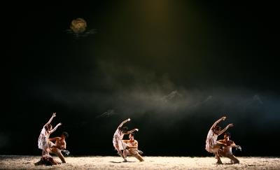 中國僑網(wǎng)王媛媛的《野草》演出鏡頭。(美國《世界日?qǐng)?bào)》)