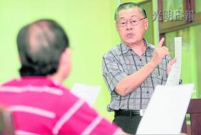 中國僑網(wǎng)馮均元2013年開始擔(dān)任嘉應(yīng)會館“梅花之聲”歌唱小組導(dǎo)師,每周三晚上會和組員們一起練唱客家歌曲。(馬來西亞《光明日報》)