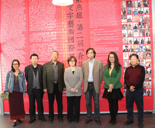 中國(guó)僑網(wǎng)主辦方在展覽前合影。(法國(guó)《歐洲時(shí)報(bào)》/黃冠杰 攝)