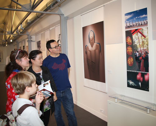 中國(guó)僑網(wǎng)展覽作品引起了觀眾的興趣。(法國(guó)《歐洲時(shí)報(bào)》/黃冠杰 攝)