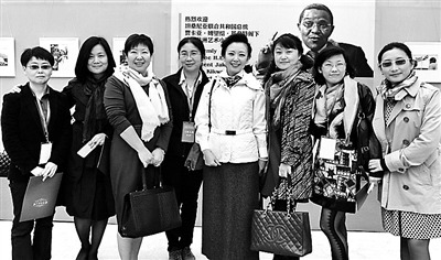 中國(guó)僑網(wǎng)圖中8位女士均將在紀(jì)錄片中亮相。