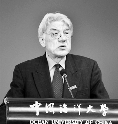 中國僑網(wǎng)顧彬正在中國海洋大學(xué)做講座。