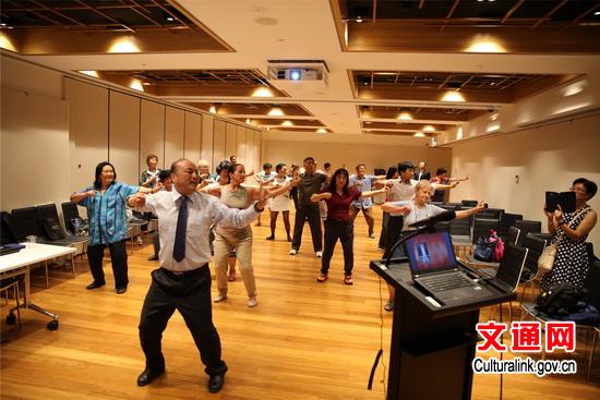 中國僑網(wǎng)秦敏教授指導(dǎo)八段錦