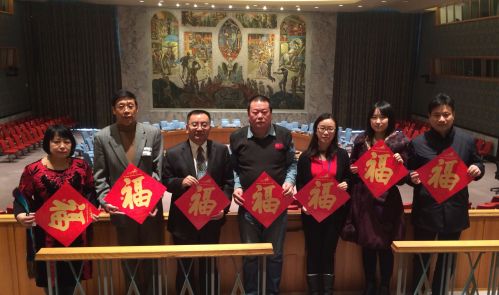 中國僑網(wǎng)馬孟杰向聯(lián)合國中國書會贈送“福”。(美國《僑報》)
