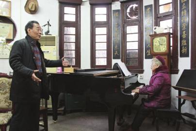 中國僑網(wǎng)夏正奎加緊練習將在美國表演的歌曲。(王漫 攝影)