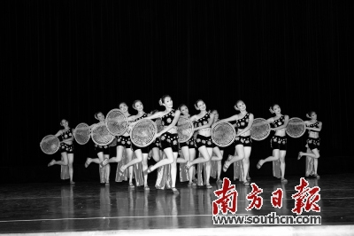 中國(guó)僑網(wǎng)《粵女風(fēng)情》將赴北美演出。