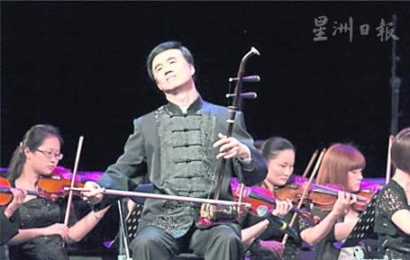 中國(guó)僑網(wǎng)朱昌耀全神貫注的投入在演奏中神情。(馬來(lái)西亞《星洲日?qǐng)?bào)》)