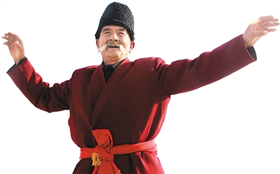 中國僑網(wǎng)年長的舞者。
