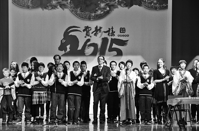 中國(guó)僑網(wǎng)圖為中芬學(xué)生和老師同臺(tái)演出。(趙廣俊 攝)