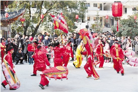 中國僑網(wǎng)青田魚燈表演。(梁臻 孫瀟娜 張尚偉/攝)
