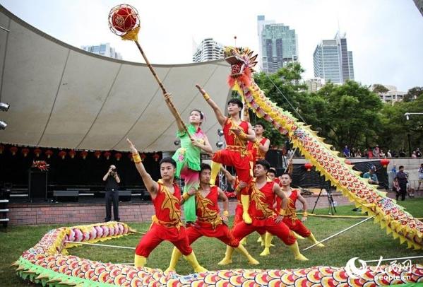 中國僑網(wǎng)情人港湯柏倫公園舉行的舞龍表演。(攝影 馬小龍)