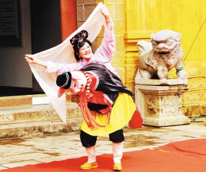 中國(guó)僑網(wǎng)楊美淮表演花燈。