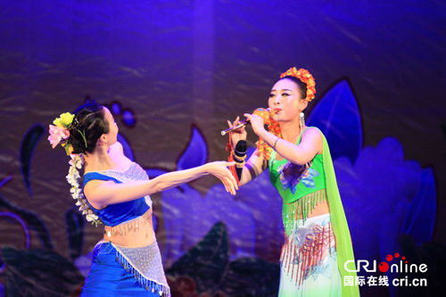 中國(guó)僑網(wǎng)葫蘆絲表演《月光下的鳳尾竹》(國(guó)際在線)
