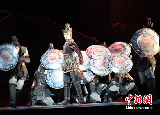 中國(guó)僑網(wǎng)3月5日,中國(guó)對(duì)外文化集團(tuán)公司策劃運(yùn)營(yíng)的“中華風(fēng)韻”系列演出,攜香港舞蹈團(tuán)大型舞劇《花木蘭》登陸紐約林肯中心。 中新社發(fā) 阮煜琳 攝