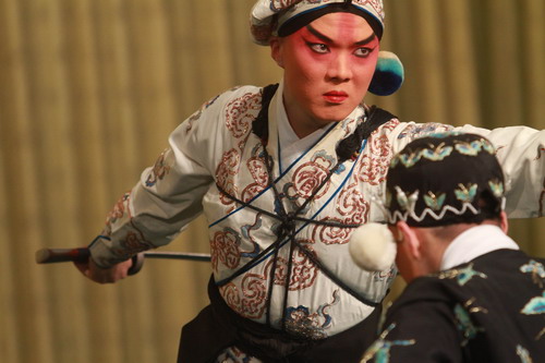 中國(guó)僑網(wǎng)魏學(xué)雷,畢佳旺演出《三岔口》( 《今日中國(guó)》/李鉞 圖)