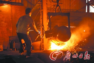 中國(guó)僑網(wǎng)紫金縣已經(jīng)鮮有人堅(jiān)持手工澆鑄鐵鍋。