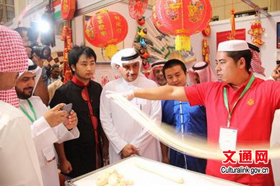 中國僑網(wǎng)拉面展示。