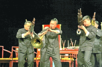 中國僑網(wǎng)周家班在北京電影學院現(xiàn)場表演。