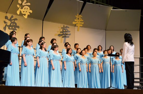 中國僑網(wǎng)凌空女聲合唱團演唱。(美國《僑報》/何心怡 攝)