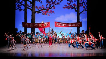 中國僑網(wǎng)《紅色娘子軍》演出劇照。(美國《僑報(bào)》)