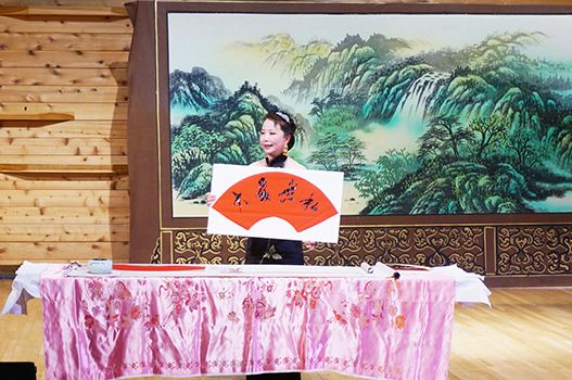 中國僑網(wǎng)宋飛鴻表演書法京劇。(美國《僑報(bào)》/后歆桐 攝)