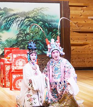 中國僑網(wǎng)《呂布與貂蟬·小宴》表演。(美國《僑報(bào)》/后歆桐 攝)