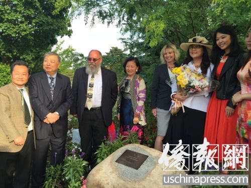 中國僑網(wǎng)皇后社區(qū)學院以及僑界代表與張溫帙一起為雕塑園揭幕。(美國《僑報》/鄒斌 攝)