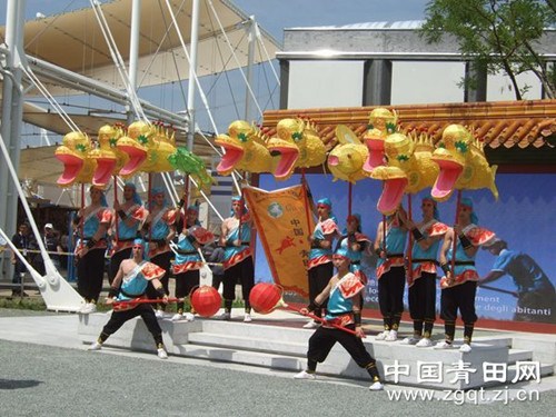 中國僑網(wǎng)青田魚燈舞動(dòng)世博