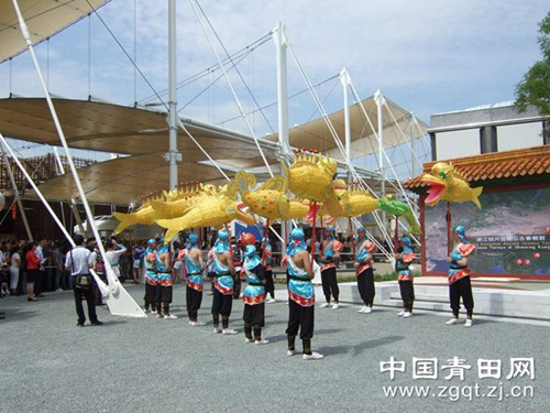 中國僑網(wǎng)青田魚燈舞動(dòng)世博