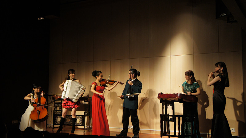 中國(guó)僑網(wǎng)音樂(lè)會(huì)現(xiàn)場(chǎng)。(法國(guó)《歐洲時(shí)報(bào)》/張?jiān)栖?攝)