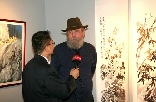 中國僑網(wǎng)美國藝術家贊嘆中國畫家的牡丹國畫作品。(李亞維 攝)