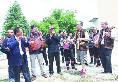 中國僑網(wǎng)關(guān)峽(右一)正在云南紅河哈尼族彝族自治州采風(fēng)