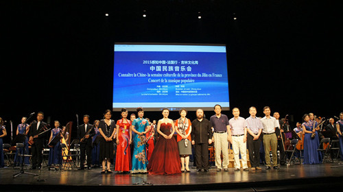 音樂會(huì)演出人員與來賓合影。（法國(guó)《歐洲時(shí)報(bào)》/張?jiān)栖?攝）