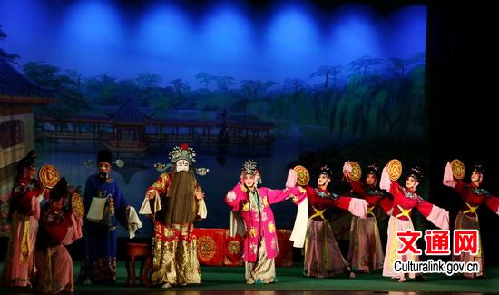 浙江婺劇藝術(shù)研究院應(yīng)邀慶祝新加坡建國50周年，演出受當(dāng)?shù)赜^眾熱捧