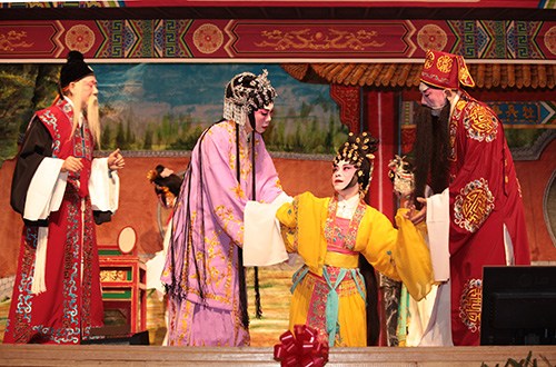 2015中國戲劇節(jié)將于8月底在華埠公演。圖為《再世紅梅記》劇照。（美國《僑報》）