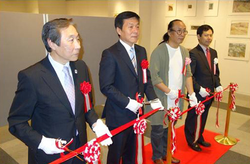 從左至右：町田會長、孫振勇總領(lǐng)事、邊平山團長、巴特爾會長為活動剪彩。（日本《中文導報》）