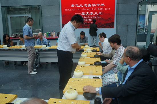 張文東九段、樊麾二段與歐洲圍棋愛好者展開車輪大戰(zhàn)