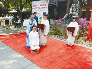 2015年5月4日青年節(jié)，近百名來自四川省人民醫(yī)院衛(wèi)校的女學(xué)生齊聚杜甫草堂博物館大雅堂，用一場(chǎng)傳統(tǒng)的“加笄典禮”宣告自己“成人了”。（蔣嬌