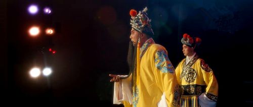該劇創(chuàng)作靈感來自導(dǎo)演對(duì)中國京劇的現(xiàn)狀和在美華人藝術(shù)家生存狀況的觀察。(美國《僑報(bào)》)