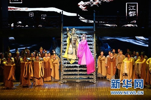 7月12日，在意大利羅馬，演員戴玉強（中左）和殷秀梅（中右）在大型原創(chuàng)歌劇《運之河》中表演。當(dāng)日，作為中國與意大利建交45周年活動之一，中國江蘇重點打造的原創(chuàng)歌劇《運之河》在意大利首都羅馬阿根廷劇院上演。（金宇